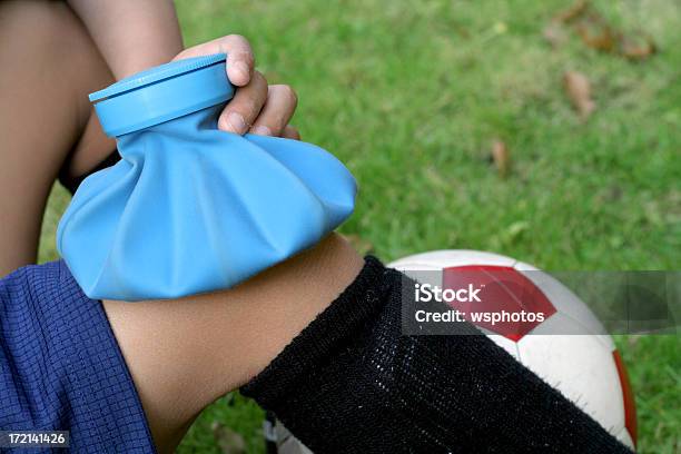 Verletzungensport Knie Stockfoto und mehr Bilder von Eisbeutel - Eisbeutel, Verletzung, Eis