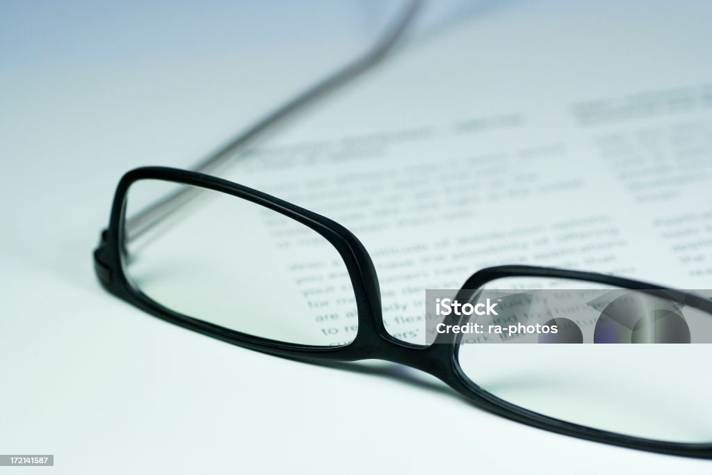 Lunettes de vue sur une brochure - Photo de Bureau - Lieu de travail libre de droits