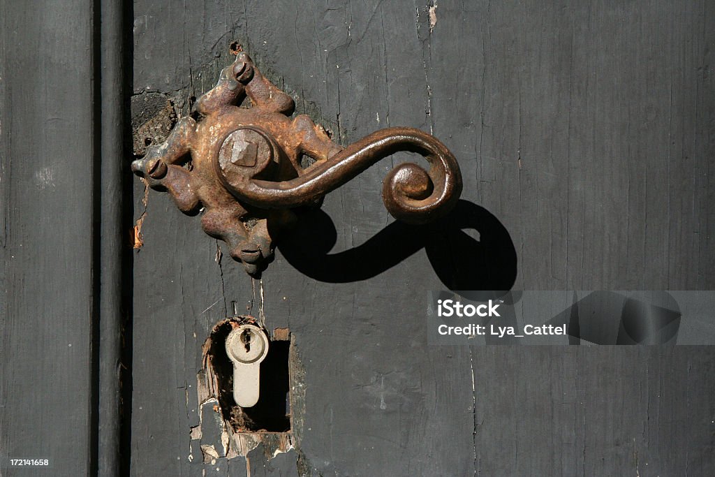 Stare drzwi Uchwyt - Zbiór zdjęć royalty-free (Antyczny)