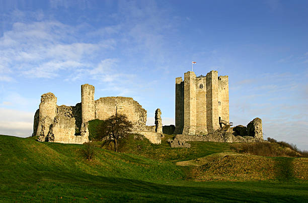 castello di conisbrough - st george flag architecture famous place foto e immagini stock