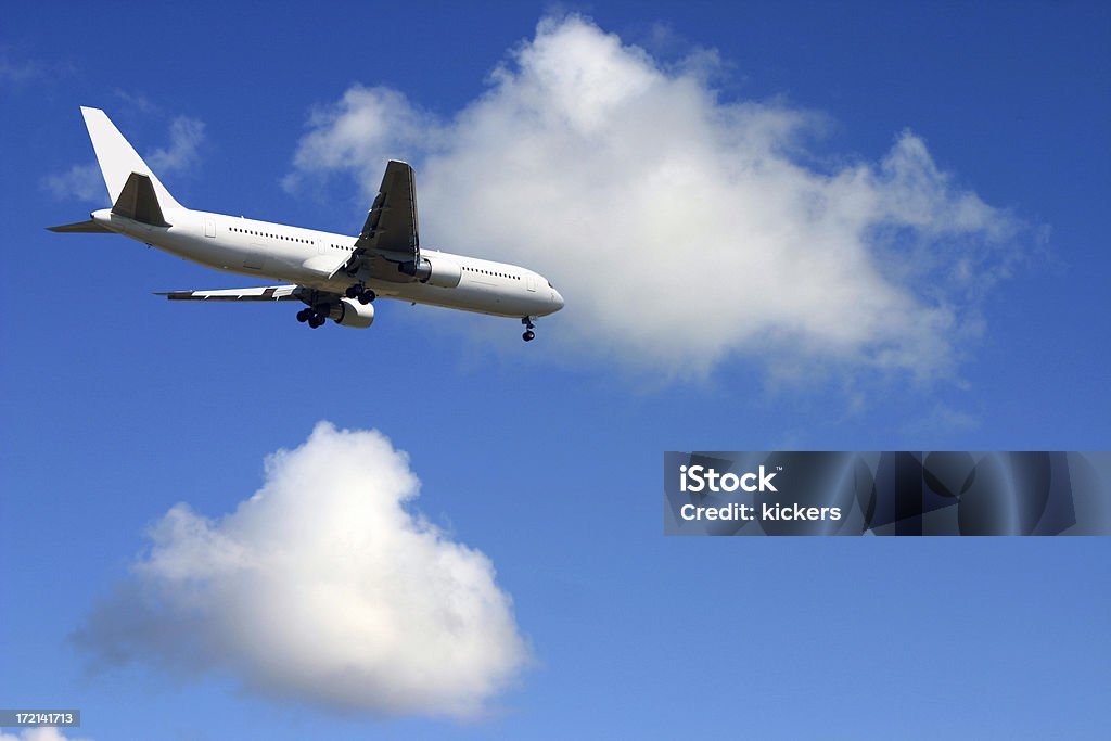 Avión de nubes y puffy - Foto de stock de Acercarse libre de derechos
