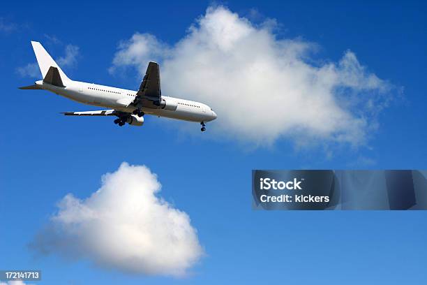 Avión De Nubes Y Puffy Foto de stock y más banco de imágenes de Acercarse - Acercarse, Aterrizar, Avión