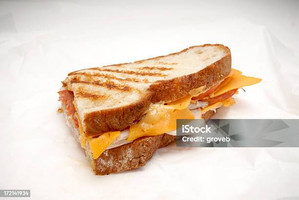 Close Up View Of A Deli Сэндвич — стоковые фотографии и другие картинки Без людей - Без людей, Белый фон, Бутерброд