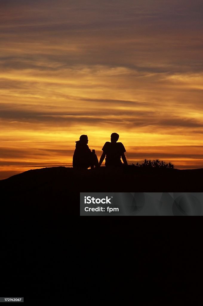 Coppia arrotondata al tramonto - Foto stock royalty-free di Adulto