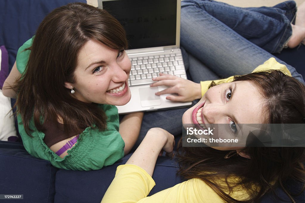 Niñas trabajando en una computadora portátil - Foto de stock de A la moda libre de derechos