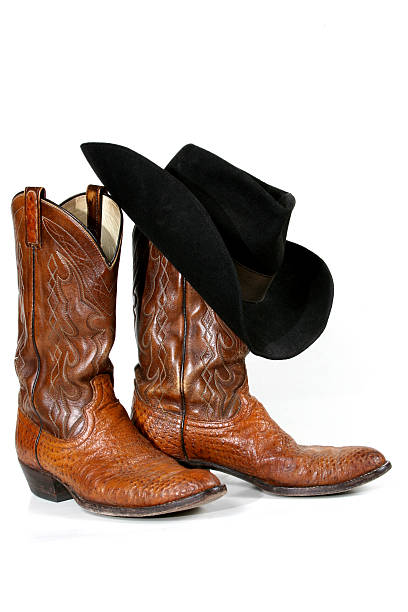 botas de vaquero y sombrero sobre fondo blanco - cowboy hat hat wild west black fotografías e imágenes de stock