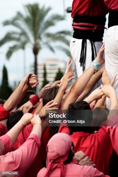 Erreichen Sie Und Berühren Sie Glauben Stockfoto und mehr Bilder von Castellers - Castellers, Anstrengung, Schlossgebäude