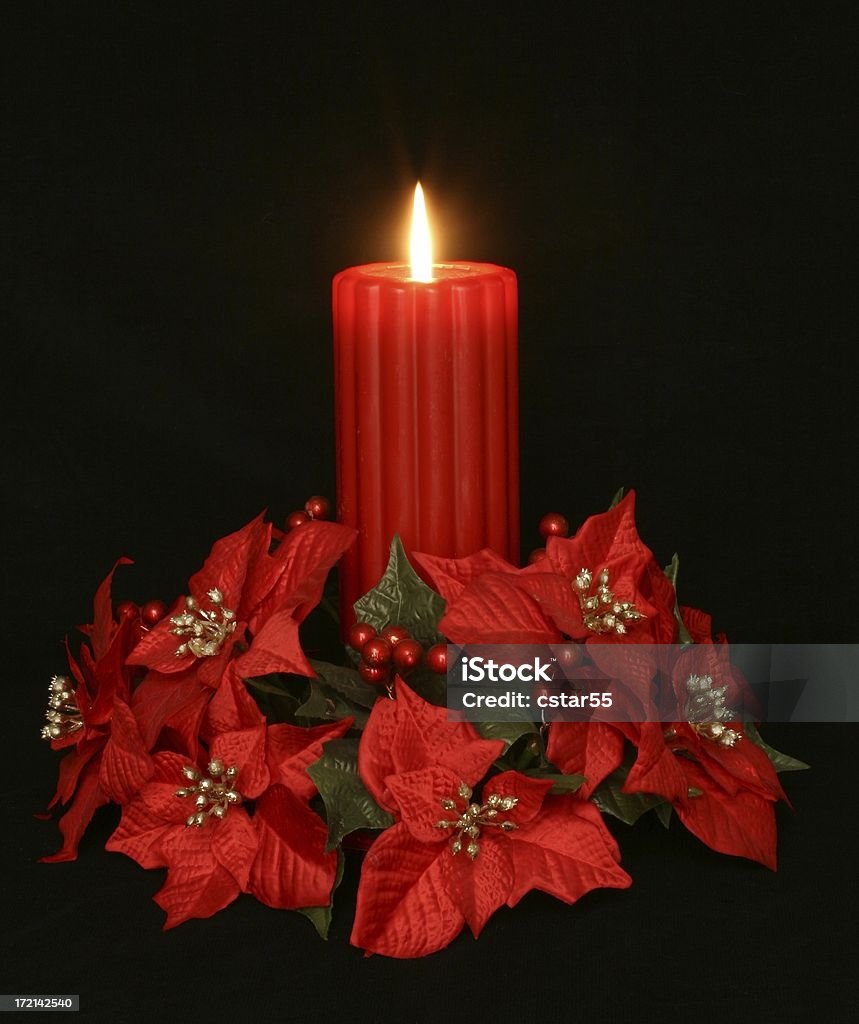 Feiertage: red brennende Kerze mit Weihnachten Poinsettias - Lizenzfrei Weihnachtsstern Stock-Foto