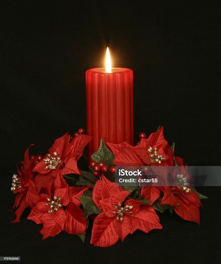 Festività: Rosso bruciare la candela di Natale circondati da Poinsettias - Foto stock royalty-free di Stella di Natale