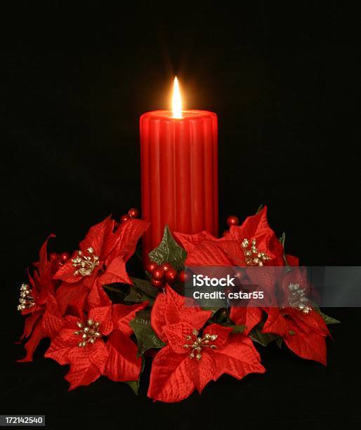 Festività Rosso Bruciare La Candela Di Natale Circondati Da Poinsettias - Fotografie stock e altre immagini di Stella di Natale