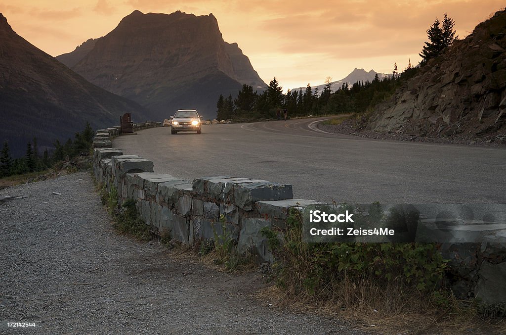 Intestazione per home-tramonto su una strada di montagna - Foto stock royalty-free di Automobile