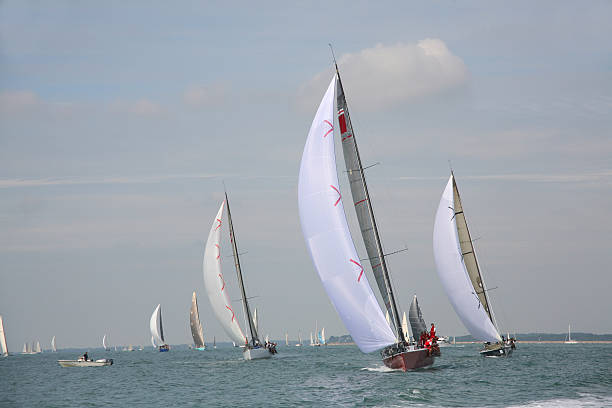 el equipo sido cambiados - sailboat race fotografías e imágenes de stock