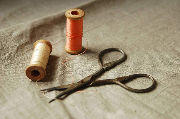 Antiguidade de costura, tesoura e fios - fotografia de stock