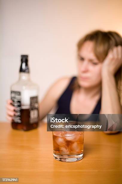 알코올 중독 및 여자대표 35-39세에 대한 스톡 사진 및 기타 이미지 - 35-39세, 개념, 건강관리와 의술
