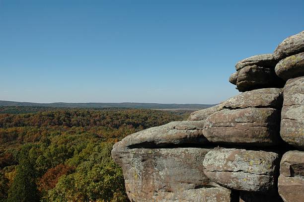 rocky outcropping a cambio de hojas - shawnee national forest fotografías e imágenes de stock