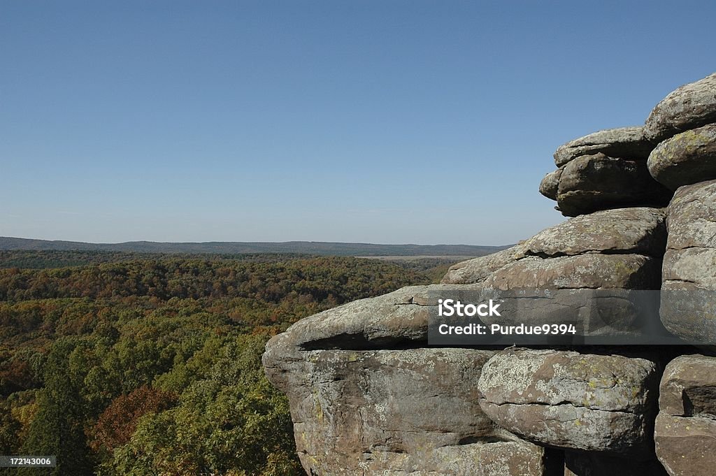 Rocky Outcropping com vista para mudar folhas - Royalty-free Afloramento Foto de stock