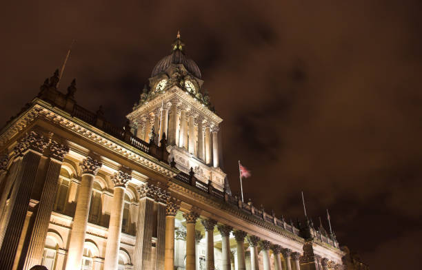 prefeitura da cidade de leeds - leeds england leeds town hall night uk - fotografias e filmes do acervo