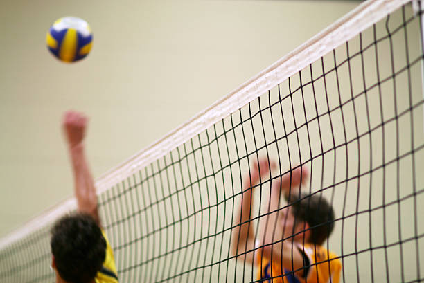 jogadores de vôlei - volleyball volleying human hand men imagens e fotografias de stock