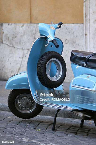 Scooter Vintage Azul Italiano Em Roma - Fotografias de stock e mais imagens de Antigo - Antigo, Antiguidade, Azul