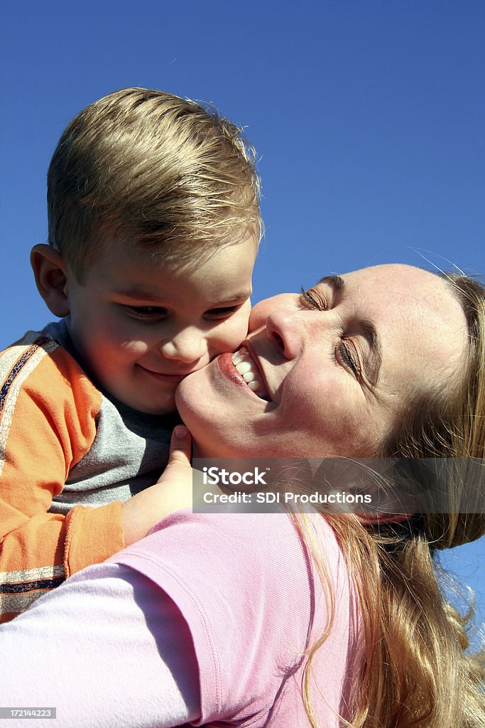 Улыбающегося молодой мальчик и мать фигуру друг - Стоковые фото Беззаботный роялти-фри