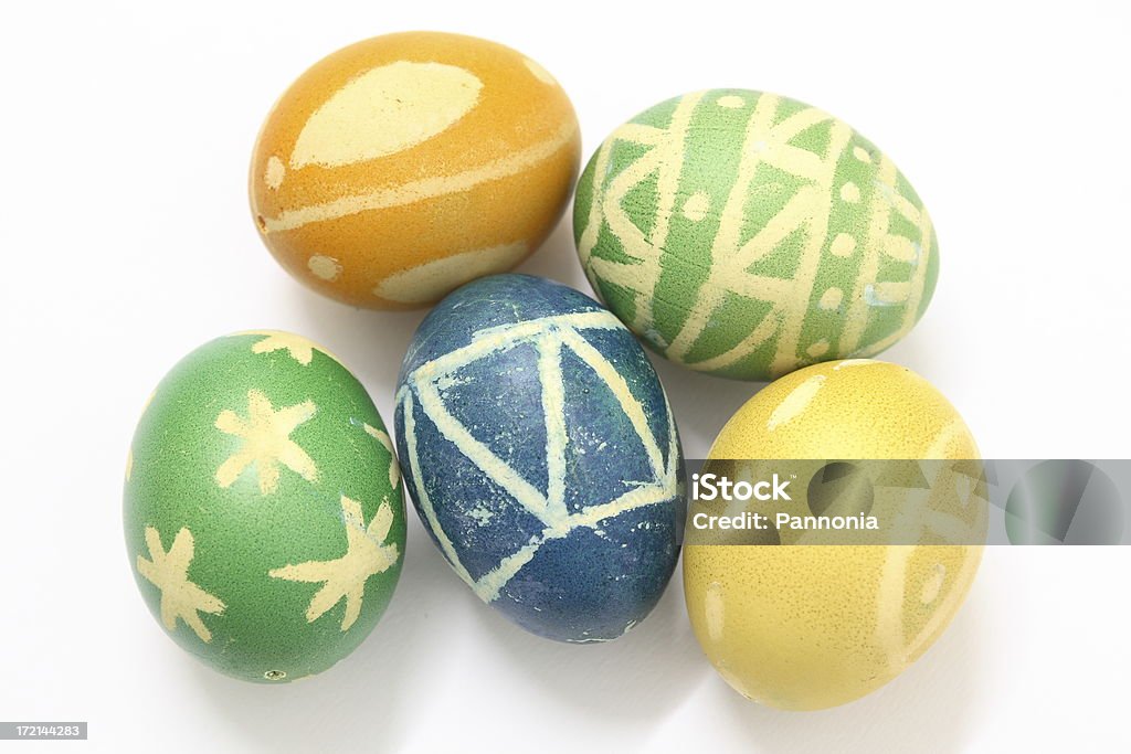 Окрашенные пасхальные яйца - Стоковые фото Без лю�дей роялти-фри