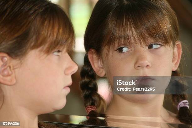 Menina Olhando Para O Espelho - Fotografias de stock e mais imagens de Adulto - Adulto, Beleza natural, Cabelo Humano