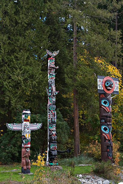 totem postes na stanley park - native american statue wood carving imagens e fotografias de stock
