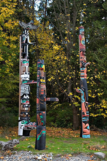 totem postes na stanley park - native american statue wood carving imagens e fotografias de stock