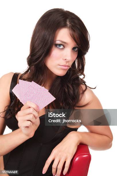 Atractiva Joven Mujer Con Naipes Foto de stock y más banco de imágenes de Carta - Naipe - Carta - Naipe, Foto de estudio, Mujeres