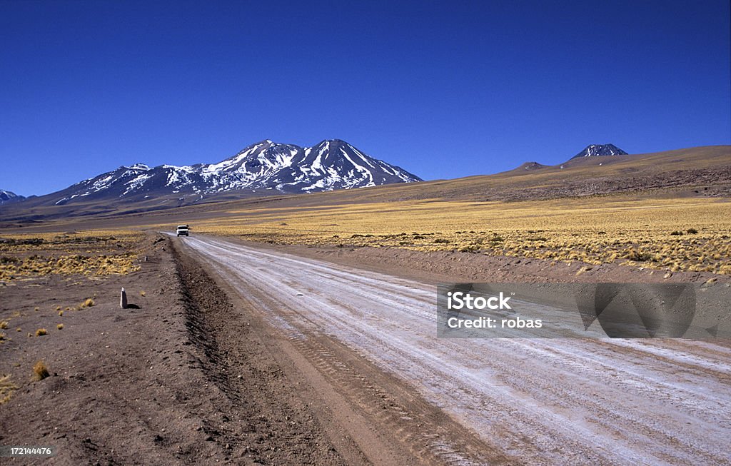 Coche en una carretera en desierto de Atacama - Foto de stock de Aire libre libre de derechos