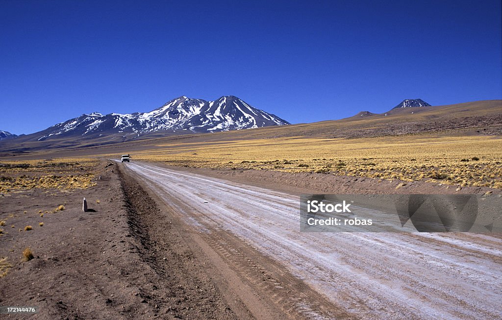 Voiture sur une route dans le désert d'Atacama - Photo de Aride libre de droits