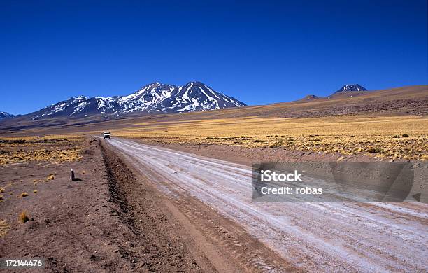 Foto de Carro Em Uma Estrada No Deserto De Atacama e mais fotos de stock de Carro - Carro, Cascalho, Chile