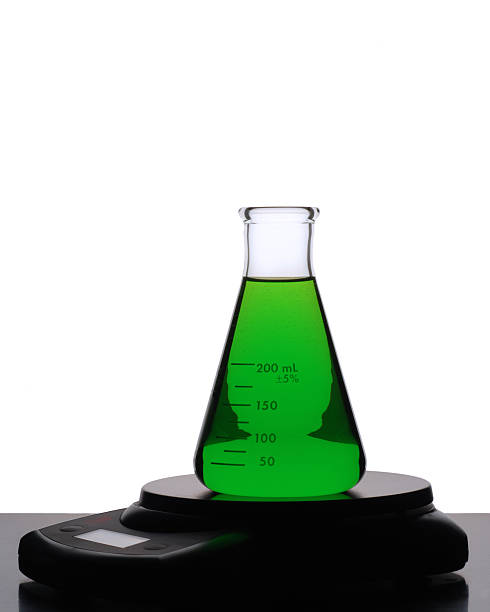 matraz de erlenmeyer con líquido verde aislado en blanco - beaker laboratory weight scale physics fotografías e imágenes de stock