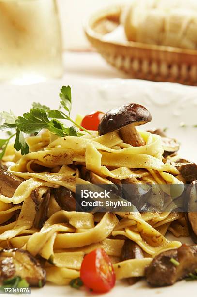 Photo libre de droit de Tagliatelle Aux Champignons Sauvages banque d'images et plus d'images libres de droit de Aliment - Aliment, Aliments et boissons, Champignon comestible