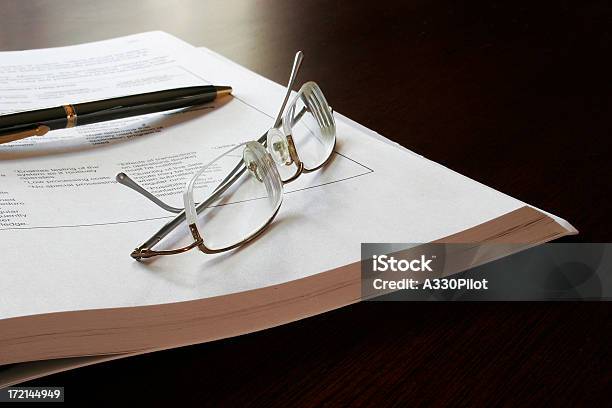 Business Konzept Gläser Und Stift Stockfoto und mehr Bilder von Arbeitszimmer - Arbeitszimmer, Buch, Schreibtisch