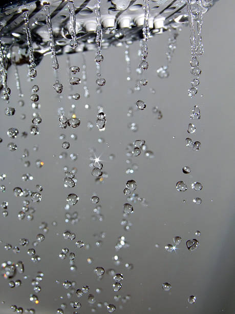 gocce d'acqua - shower falling water water falling foto e immagini stock