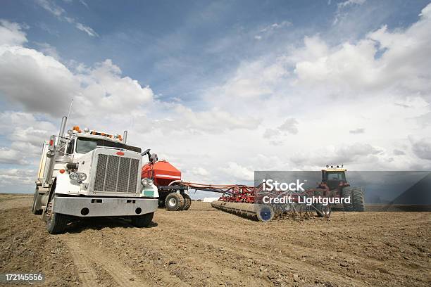 Macchine Agricole Nel Campo - Fotografie stock e altre immagini di Seminare - Seminare, Fattoria, Saskatchewan