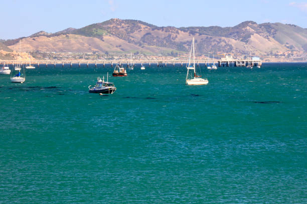 лодки, стоящие на якоре вдоль побережья центральной калифорнии - buoy anchored sea wave стоковые фото и изображения