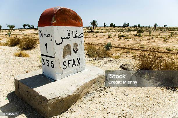 Piedra Angular Desierto Del Sáhara Foto de stock y más banco de imágenes de Abandonado - Abandonado, Aislado, Arbusto