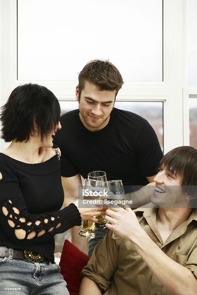 Jovem Adulto sentado no sofá a beber cerveja - Royalty-free 20-24 Anos Foto de stock