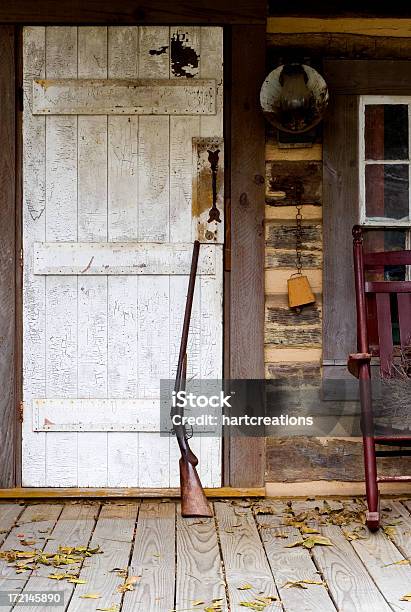 Blockhütte Und Schrotflinte Stockfoto und mehr Bilder von Alt - Alt, Altertümlich, Amerikanisches Kleinstadtleben