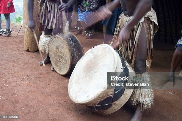 Zulu Dançarinos - Fotografias de stock e mais imagens de Bateria - Instrumento de Percussão - Bateria - Instrumento de Percussão, Cultura Africana, Dançar