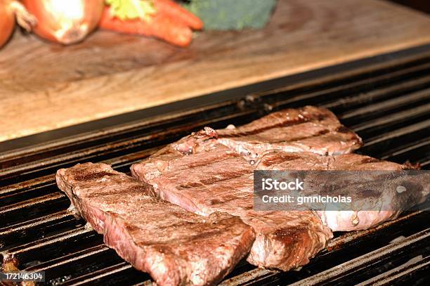 Gegrilltes Fleisch Stockfoto und mehr Bilder von Braun - Braun, Flamme, Fleisch