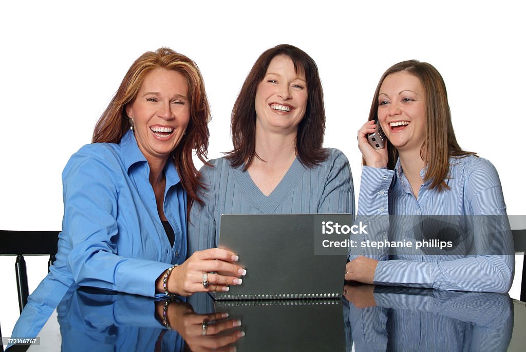 Tre affascinanti donne che si diverte lavorando insieme - Foto stock royalty-free di Lavoro a domicilio