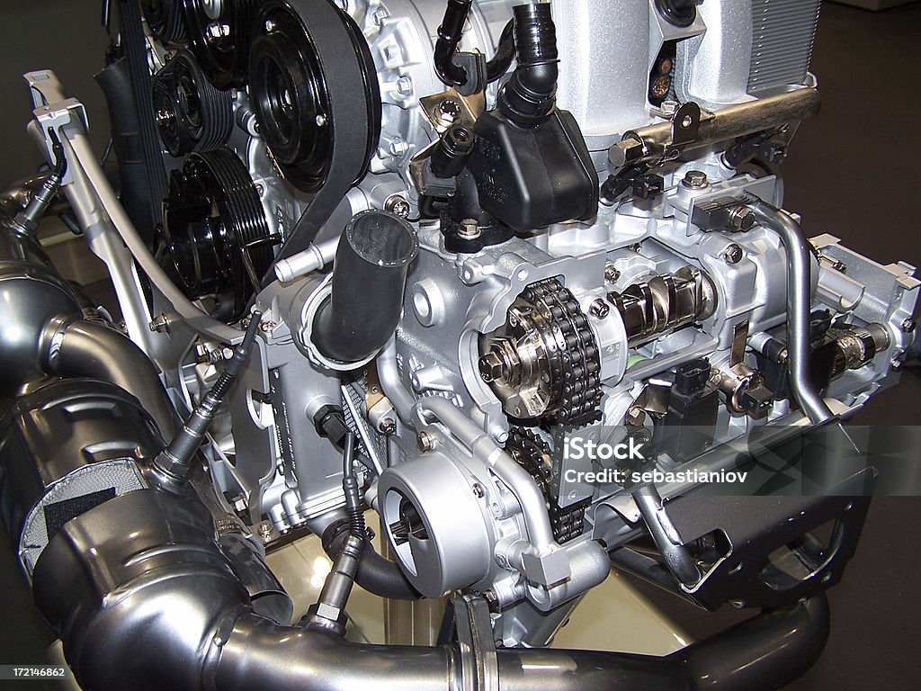V 8 エンジンカットの距離 - V6エンジンのロイヤリティフリーストックフォト