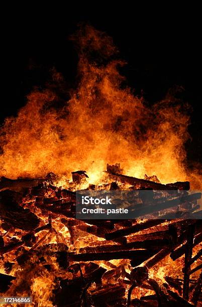 Pallet Fuoco - Fotografie stock e altre immagini di Bruciare - Bruciare, Bruciato, Calore - Concetto