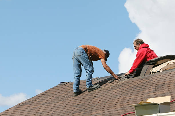 Roofers no trabalho - foto de acervo