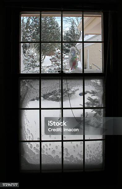 Después Del Snowstorm Foto de stock y más banco de imágenes de Color negro - Color negro, Invierno, Marco de ventana
