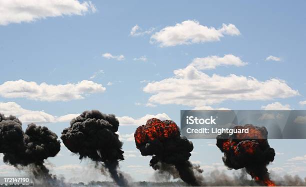 Bombardeamento - Fotografias de stock e mais imagens de Cor preta - Cor preta, Incêndio, Nuvem - Céu