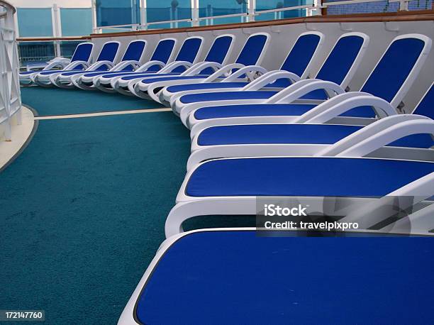 Azul Cruzeiro Navio Deck Cadeiras Curva - Fotografias de stock e mais imagens de Atividade Recreativa - Atividade Recreativa, Azul, Barco de Cruzeiro